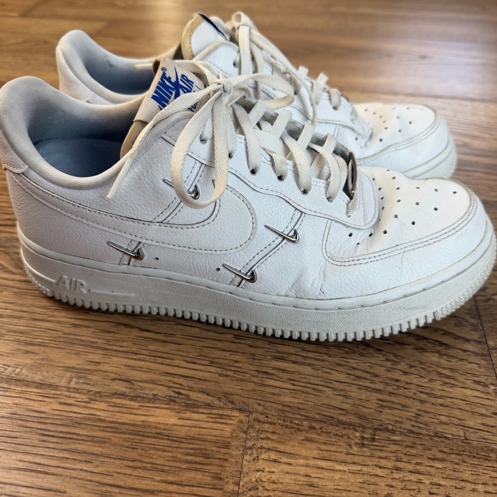 Nike Women's AIR FORCE 1 07 LX Leather Multi Logo Low Sneakers Size 8 - Picture 2 of 6
